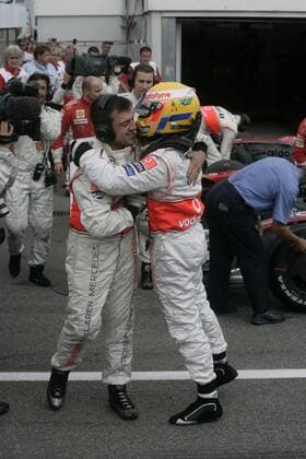 Lewis Hamilton (England McLaren Mercedes, re.) jubelt mit einem Techniker über die soeben eroberte Pole Position Motorsport Grand Prix Herren Großer Preis von Deutschland 2008, Formel 1 Weltmeisterschaft, F1, F, GP, WM Gruppe Hockenheimring Hockenheim Freude,