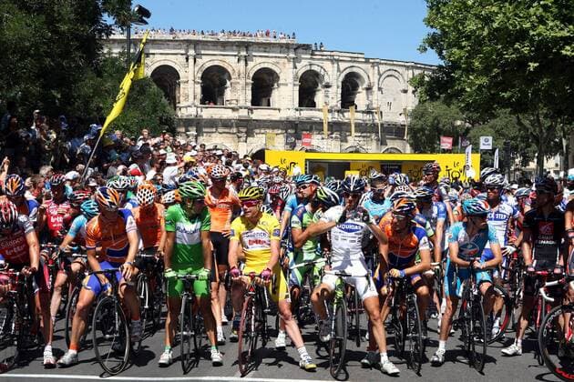 Teilnehmerfeld der Tour de France 2008 vor dem Start in Nimes -  Radsport Herren Tour de France 2008, Straßenradsport, Straße, Rad Totale 14. Etappe: Nimes - Digne les Baines