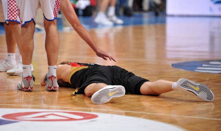 Dirk Nowitzki (Deutschland) enttäuscht am Boden -  Basketball Länderspiel Herren Olympiaqualifikation 2008, Olympia Qualifikation, Nationalteam, Nationaltrikot, o0 Halbfinale Einzelbild Athen Unterwerfung Enttäuschung, Verzweiflung