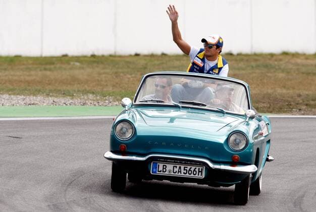 Nelson Piquet Jr. (Brasilien Renault) in einem Renault Caravelle Oldtimer während der Fahrerparade zum großen Preis von Deutschland 2008 -  Motorsport Grand Prix Herren Großer Preis von Deutschland 2008, Formel 1 Weltmeisterschaft, F1, F, GP, WM, Fahrerparade Gruppe Hockenheimring Hockenheim