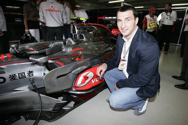 Wladimir Klitschko (Ukraine) in der McLaren Mercedes Box an einem Boliden Motorsport Grand Prix Herren Großer Preis von Deutschland 2008, Formel 1 Weltmeisterschaft, F1, F, GP, WM Einzelbild Hockenheimring Hockenheim