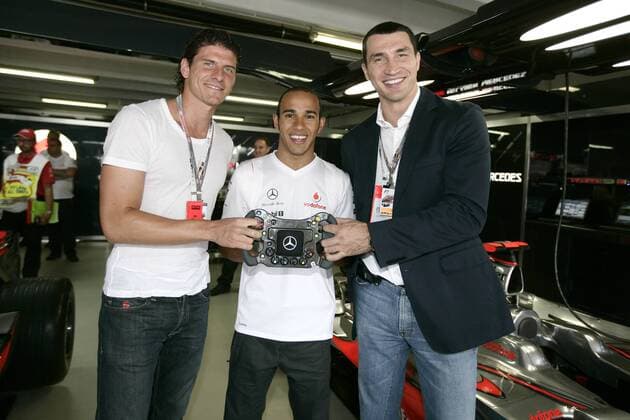 Wladimir Klitschko (Ukraine, re.) und Mario Gomez (li., VfB Stuttgart Deutschland) mit Lewis Hamilton (England) in der McLaren Mercedes Box Motorsport Grand Prix Herren Großer Preis von Deutschland 2008, Formel 1 Weltmeisterschaft, F1, F, GP, WM Gruppe Hockenheimring Hockenheim