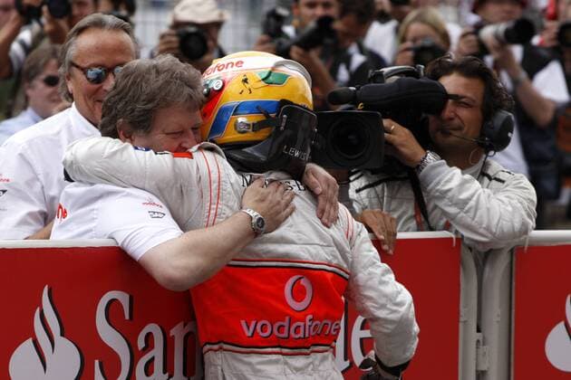 Lewis Hamilton (England, re.) gewinnt den GP von Deutschland 2008 und jubelt mit Motorsportchef Norbert Haug (Deutschland beide McLaren Mercedes) Motorsport Grand Prix Herren Großer Preis von Deutschland 2008, GP, Formel 1 WM, F1, F Gruppe Hockenheimring Hockenheim Freude,