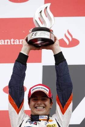Nelson Piquet Jr. (Brasilien Renault) ist Zweiter beim GP von Deutschland 2008 und präsentiert die Trophäe Motorsport Grand Prix Herren Großer Preis von Deutschland 2008, GP, Formel 1 WM, F1, F Einzelbild Hockenheimring Hockenheim Freude,