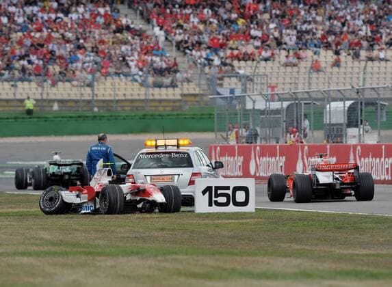Medical Car ist zur Stelle beim Unfall von Timo Glock (Deutschland Toyota) -  Motorsport Grand Prix Herren Großer Preis von Deutschland 2008, GP, Formel 1 WM, F1, F Gruppe Hockenheimring Hockenheim