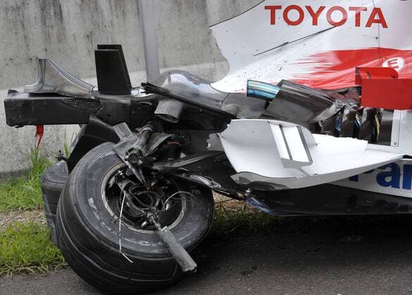 Völlig demolierter Bolide von Timo Glock (Deutschland Toyota) nach dessen Unfall -  Motorsport Grand Prix Herren Großer Preis von Deutschland 2008, GP, Formel 1 WM, F1, F Einzelbild Hockenheimring Hockenheim