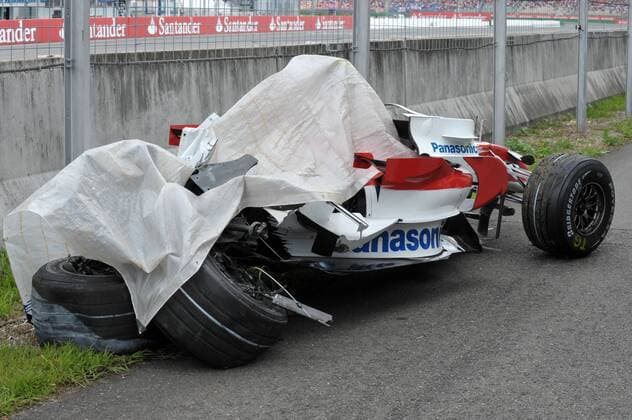 Völlig demolierter Bolide von Timo Glock (Deutschland Toyota) nach dessen Unfall -  Motorsport Grand Prix Herren Großer Preis von Deutschland 2008, GP, Formel 1 WM, F1, F Einzelbild Hockenheimring Hockenheim