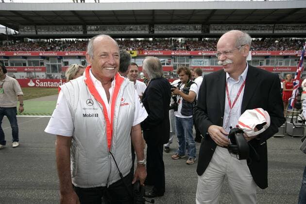 Teamchef Ron Dennis (England McLaren Mercedes, li.) gut gelaunt im Gespräch mit Dr. Dieter Zetsche (Deutschland Vorstandsvorsitzender Daimler AG) Motorsport Grand Prix Herren Großer Preis von Deutschland 2008, GP, Formel 1 WM, F1, F Gruppe Hockenheimring Hockenheim Freude,