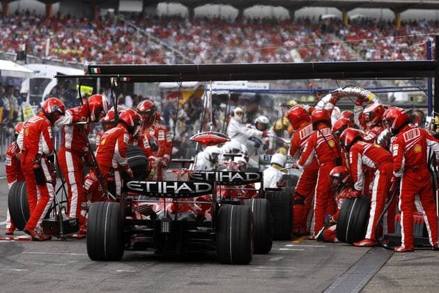 Felipe Massa (Brasilien) beim Boxenstop, Kimi Räikkönen (Finnland beide Ferrari) wartet dahinter Motorsport Grand Prix Herren Großer Preis von Deutschland 2008, GP, Formel 1 WM, F1, F Totale Hockenheimring Hockenheim