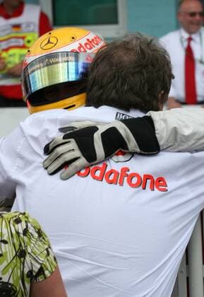 Lewis Hamilton (England, hi.) gewinnt den GP von Deutschland 2008 und jubelt mit Motorsportchef Norbert Haug (Deutschland beide McLaren Mercedes) Motorsport Grand Prix Herren Großer Preis von Deutschland 2008, GP, Formel 1 WM, F1, F Gruppe Hockenheimring Hockenheim Freude,