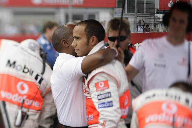 Lewis Hamilton (England McLaren Mercedes, re.) und Vater und Manager Anthony Hamilton (England) -  Motorsport Grand Prix Herren Großer Preis von Deutschland 2008, Formel 1 Weltmeisterschaft, F1, F, GP, WM Gruppe Hockenheimring Hockenheim Harmonie, Freude,