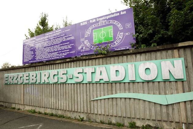 Fußball, Stadiongeschichte FC Erzgebirge Aue Schriftzug am Auer Erzgebirgsstadion Fußball Herren 3. Liga 2008 2009, Stadionstory, Fotostory, FC Erzgebirge Aue Totale Aue