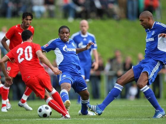 Jefferson Farfan (Mitte) und Orlando Engelaar (beide Schalke) -  Fußball Herren Test 2008 2009, Testspiel, FC Schalke 04 - Nationalmannschaft Bahrain Gruppe Thal Dynamik,
