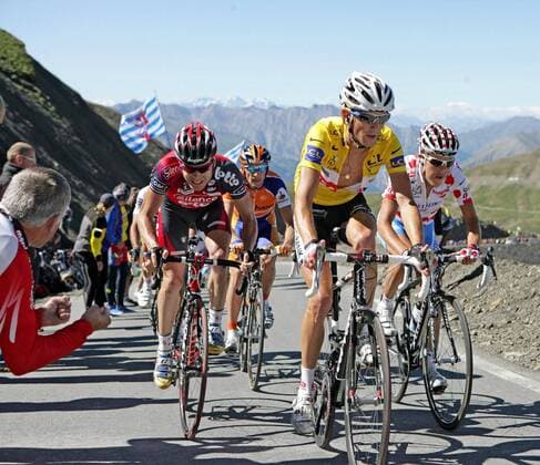 Cadel Evans (Australien Silence Lotto, li.), Fränk Schleck (Luxemburg CSC Saxo Bank, Mitte) und Bernhard Kohl (Österreich Gerolsteiner, re.) -  Radsport Herren Tour de France 2008, Rad, Straße, Straßenradsport, Gruppe 16. Etappe: Cuneo - Jausiers
