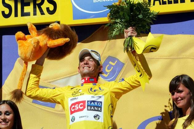 Fränk Schleck (Luxemburg CSC Saxo Bank) im gelben Trikot bei der Siegerehrung der 16. Etappe der Tour de France 2008 -  Radsport Herren Tour de France 2008, Rad, Straße, Straßenradsport, Einzelbild 16. Etappe: Cuneo - Jausiers Freude,