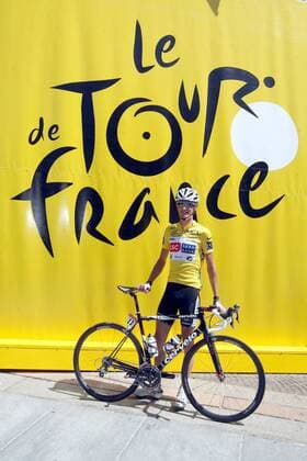 Fränk Schleck (Luxemburg CSC Saxo Bank) posiert im gelben Trikot vor dem Schriftzug le Tour de France -  Radsport Herren Tour de France 2008, Rad, Straße, Straßenradsport, Einzelbild 16. Etappe: Cuneo - Jausiers