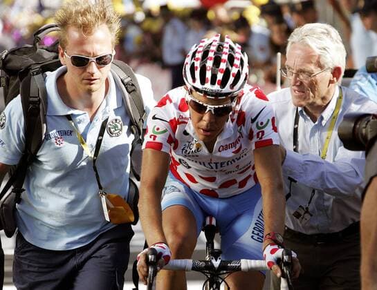 Bernhard Kohl (Österreich Gerolsteiner, Mitte) erschöpft nach der 17. Etappe der Tour de France 2008 von Embrun nach L Alpe d Huez Radsport Herren Tour de France 2008, Straßenradsport, Straße, Rad, Gruppe 17. Etappe: Embrun - L Alpe d Huez, lAlpe dHuez