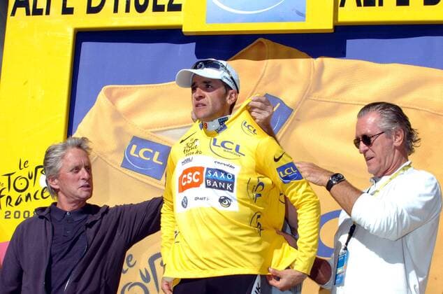 Carlos Sastre (Spanien CSC) nach der 17. Etappe der Tour de France 2008 von Embrun nach L Alpe d Huez im gelben Trikot, daneben Schauspieler Michael Douglas (li.) und Basketballtrainer Pat Riley (beide USA) -  Radsport Herren Tour de France 2008, Straßenradsport, Straße, Rad, Gruppe 17. Etappe: Embrun - L Alpe d Huez, LAlpe dHuez