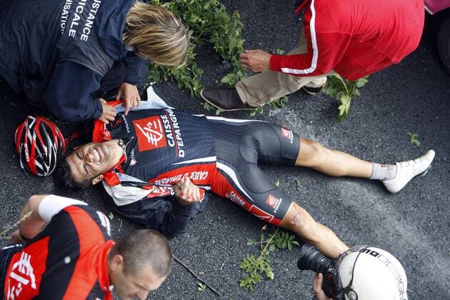 Oscar Pereiro Sio (Spanien Caisse d Epargne) nach einem Sturz verletzt am Boden -  Radsport Herren Tour de France 2008, Rad, Straße, Straßenradsport Gruppe 15. Etappe: Embrun - Prato Nevoso