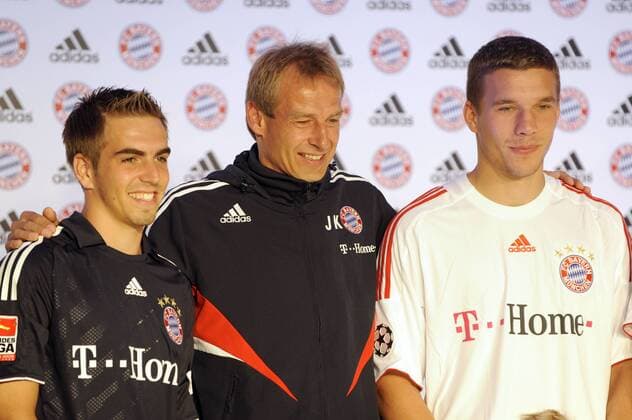 Bayern präsentiert die neuen Vereinstrikots für die Saison 2008 2009, v.li.: Philipp Lahm, Trainer Jürgen Klinsmann und Lukas Podolski Fußball 1. BL Herren Saison 2008 2009, FC Bayern München, Pressekonferenz, Pressetermin, Gruppe München