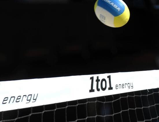 Mikasa Ball über dem Netz, auf dem Energieversorger 1to1 wirbt -  Beachvolleyball Herren Swatch FIVB World Tour 2008, Grand Slam, Beach Totale Gstaad Dynamik,