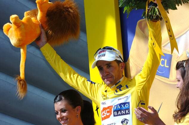Carlos Sastre (Spanien CSC) nach der 18. Etappe der Tour de France 2008 im gelben Trikot -  Radsport Herren Tour de France 2008, Straßenradsport, Straße, Rad Gruppe 18. Etappe: Bourg D Oisans - Saint Etienne Freude,
