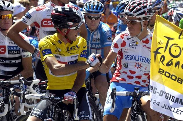 Carlos Sastre (Spanien CSC, li.) im gelben und Bernhard Kohl (Österreich Gerolsteiner) im Bergtrikot - Shakehands -  Radsport Herren Tour de France 2008, Straßenradsport, Straße, Rad Gruppe 18. Etappe:Bourg D Oisans - Saint Etienne Kameradschaft,