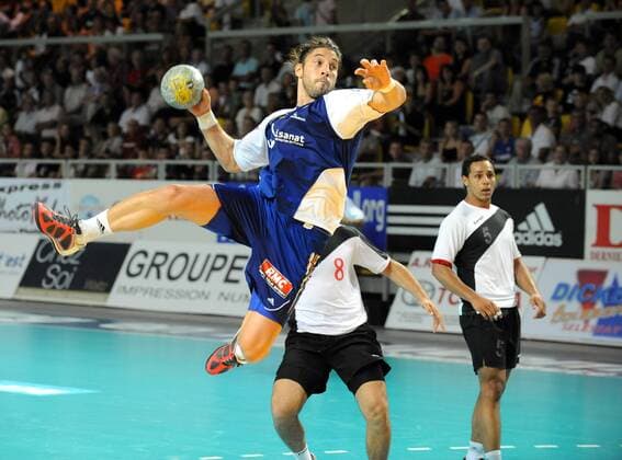 Bertrand Gille (Frankreich) im Duell Handball Länderspiel Herren EuroTournoi 2008, Euro Tournoi, Turnier, Euroturnier, Nationalteam, Nationaltrikot Gruppe Frankreich - Ägypten Straßburg Dynamik,