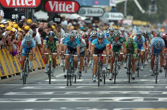 Zielsprint des Pelotons während der 19. Etappe der Tour de France 2008, u. a: Gerald Ciolek (Mitte), Erik Zabel (3. v. li., Milram beide Deutschland) und Thor Hushovd (Norwegen Credit Agricole, 4. v. re.) -  Radsport Herren Tour de France 2008, Straßenradsport, Straße, Rad Gruppe 19: Etappe: Roanne - Montlucon