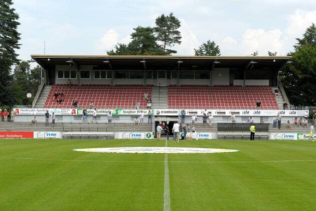 Haupttribüne im Hardtwaldstadion - Heimspielstätte des SV Sandhausen Fußball Herren 3. Liga 2008 2009, SV Sandhausen Totale Hardtwaldstadion Sandhausen