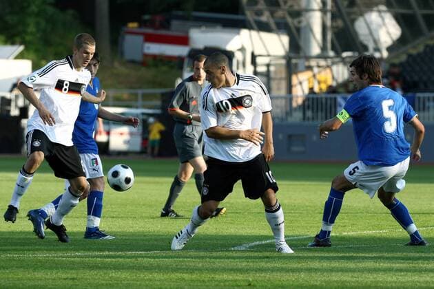Lars Bender (li.) und Timo Gebhart (beide Deutschland U19, Mitte) gegen Massimiliano Tagliani (Italien U19) -  (APS18363) Fußball EM Herren U19 EM, U 19, Junioren, Länderspiel, Nationalmannschaft, Nationaltrikot, Deutschland - Italien 3:1, Gruppe o00 2008 Jablonec Dynamik,