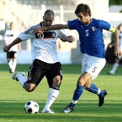 Timo Gebhart (beide Deutschland U19, li.) gegen Massimiliano Tagliani (Italien U19) -  (APS18364) Fußball EM Herren U19 EM, U 19, Junioren, Länderspiel, Nationalmannschaft, Nationaltrikot, Deutschland - Italien 3:1, Gruppe o00 2008 Jablonec Dynamik,
