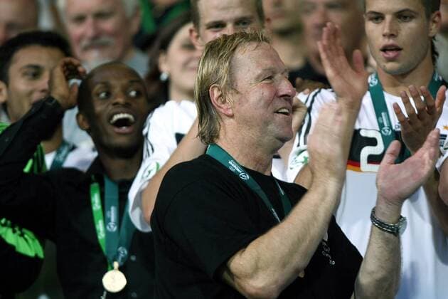 Nationaltrainer Horst Hrubesch (Deutschland U19) feiert mit seinem Team den Europameistertitel 2008 -  (20080726LG011) Fußball EM Herren U19 EM, U 19, Junioren, Länderspiel, Nationalmannschaft, Nationaltrikot, Finale, Endspiel Gruppe o00 2008 Jablonec Freude,