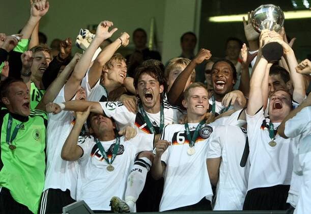 Deutschland ist U19 Europameister 2008, v.li.: Torwart Tom Mickel, Torwart Ron Robert Zieler, Danny Latzer (u.), Marcel Risse, Deniz Naki, Sven Bender, Richard Sukuta Pasu und Florian Jungwirth mit der Trophäe Fußball EM Herren U19 EM 2008, Junioren, U 19, Finale, Nationaltrikot, Nationalteam, Länderspiel Gruppe Jablonec Freude, Begeisterung,
