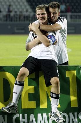 Florian Jungwirth (li.) und Dennis Diekmeier (beide Deutschland U19) - U19 Europameister 2008 Fußball EM Herren U19 EM 2008, Junioren, U 19, Finale, Nationalteam, Nationaltrikot, Länderspiel Gruppe Jablonec Freude,
