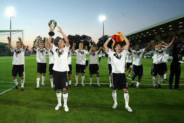 Deutschland ist U19 Europameister 2008, u.a. Timo Gebhart (vorn, li.) und Deniz Naki (vorn, re.) Fußball EM Herren U19 EM 2008, Junioren, U 19, Finale, Nationalteam, Nationaltrikot, Länderspiel Gruppe Jablonec Freude,