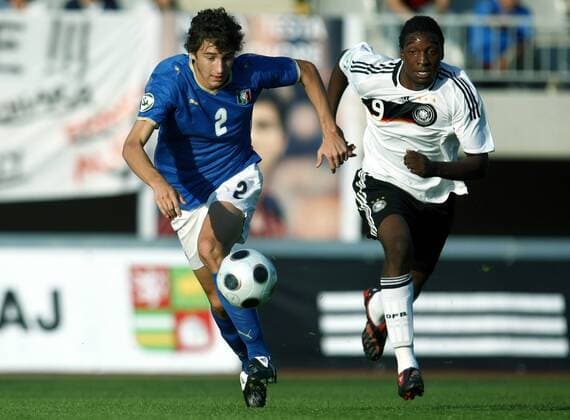 Matteo Darmian (Italien U19, li.) gegen Richard Sukuta Pasu (Deutschland U19) Fußball EM Herren U19 EM 2008, Junioren, U 19, Finale, Nationalteam, Nationaltrikot, Länderspiel Gruppe Jablonec Dynamik,
