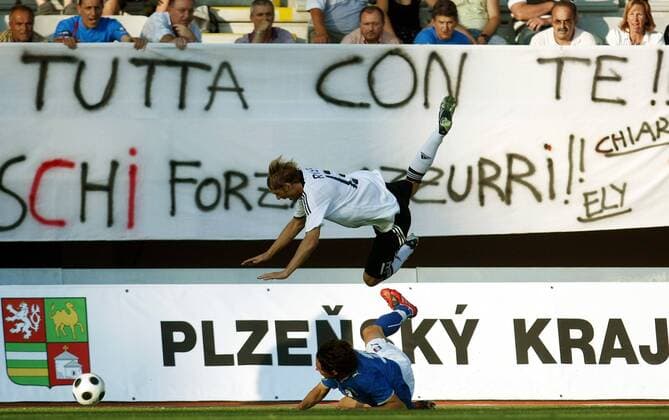 Marcel Risse (Deutschland U19, o.) fliegt über Matteo Bruscagin (Italien U19) Fußball EM Herren U19 EM 2008, Junioren, U 19, Finale, Nationalteam, Nationaltrikot, Länderspiel Gruppe Jablonec Dynamik, Kampf,