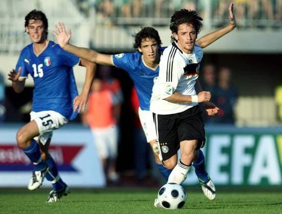 Deniz Naki (Deutschland U19, re.) gegen Matteo Gentili und Andrea Poli (li., beide Italien U19) Fußball EM Herren U19 EM 2008, Junioren, U 19, Finale, Nationalteam, Nationaltrikot, Länderspiel Gruppe Jablonec Dynamik,
