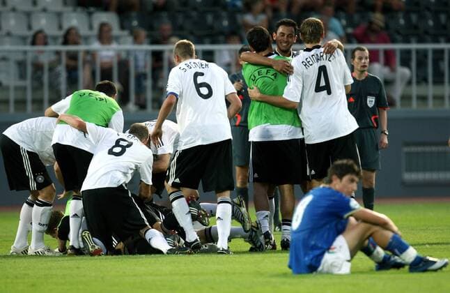 Deutschlands U19 ist Europameister 2008, Andrea Mazzarani (Italien U19, re.) ist enttäuscht Fußball EM Herren U19 EM 2008, Junioren, U 19, Finale, Nationalteam, Nationaltrikot, Länderspiel Totale Jablonec Freude,