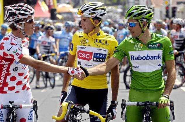 Führende der Einzelwertungen vor der letzten Etappe der Tour de France 2008, v.li.: Bernhard Kohl (Österreich Gerolsteiner), Carlos Sastre CSC) und Oscar Freire (beide Spanien Rabobank) -  Radsport Herren Tour de France 2008, Straßenradsport, Straße, Rad Gruppe 21. Etappe: Etampes - Paris Harmonie Kameradschaft