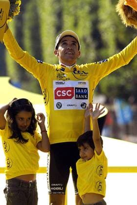 Carlos Sastre (Spanien CSC), Gesamtsieger der Tour de France 2008, feiert den Erfolg zusammen mit seinen Kindern -  Radsport Herren Tour de France 2008, Straßenradsport, Straße, Rad, Siegerehrung Gruppe Champs Elysees, Elysee 21. Etappe: Etampes - Paris Glück, Freude,