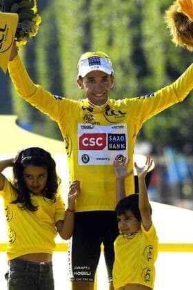 Carlos Sastre (Spanien CSC), Gesamtsieger der Tour de France 2008, feiert den Erfolg zusammen mit seinen Kindern -  Radsport Herren Tour de France 2008, Straßenradsport, Straße, Rad, Siegerehrung Gruppe Champs Elysees, Elysee 21. Etappe: Etampes - Paris Freude,