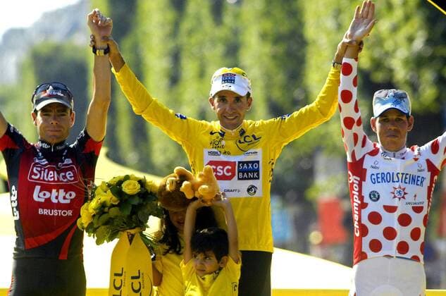 Siegerehrung Tour de France 2008, v.li.: Cadel Evans (Australien Silence Lotto), Gesamtsieger Carlos Sastre (Spanien CSC) und Bernhard Kohl (Österreich Gerolsteiner) -  Radsport Herren Tour de France 2008, Straßenradsport, Straße, Rad, Siegerehrung Gruppe Champs Elysees, Elysee 21. Etappe: Etampes - Paris Freude,