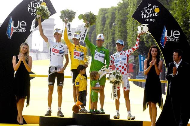 Siegerehrung Einzelwertungen der Tour de France 2008, v.li.: Andy Schleck (Luxemburg), Carlos Sastre (beide CSC), Oscar Freire (beide Spanien Rabobank) und Bernhard Kohl (Österreich Gerolsteiner) -  Radsport Herren Tour de France 2008, Straßenradsport, Straße, Rad, Siegerehrung Gruppe Champs Elysees, Elysee 21. Etappe: Etampes - Paris Freude,