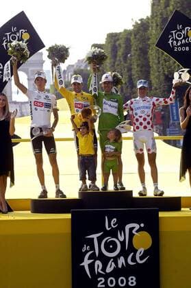 Siegerehrung Einzelwertungen der Tour de France 2008, v.li.: Andy Schleck (Luxemburg), Carlos Sastre (beide CSC), Oscar Freire (beide Spanien Rabobank) und Bernhard Kohl (Österreich Gerolsteiner) -  Radsport Herren Tour de France 2008, Straßenradsport, Straße, Rad, Siegerehrung Gruppe Champs Elysees, Elysee 21. Etappe: Etampes - Paris Freude,