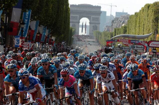 Peloton der Tour de France hat Paris erreicht und dreht seine letzten Runden auf den Champs Elysees -  Radsport Herren Tour de France 2008, Straßenradsport, Straße, Rad Totale Champs Elysees, Elysee 21. Etappe: Etampes - Paris