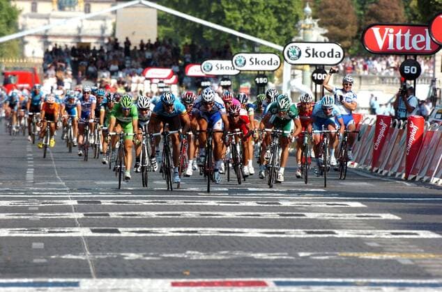 Massensprint bei der Schlussetappe der Tour de France 2008, vorn v.li.: Oscar Freire (Spanien Rabobank), Gerald Ciolek (Deutschland Columbia), Gert Steegmans (Belgien Quick Step) und Thor Hushovd ... -  Radsport Herren Tour de France 2008, Straßenradsport, Straße, Rad Totale 21. Etappe: Etampes - Paris Dynamik, Spannung,