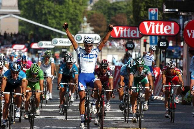 Gert Steegmans (Belgien Quick Step, Mitte) gewinnt die Schlussetappe der Tour de France 2008, daneben v.li.: Gerald Ciolek (Deutschland Columbia, li.) Oscar Freire (Spanien Rabobank), Erik Zabel (Deutschland Milram)... -  Radsport Herren Tour de France 2008, Straßenradsport, Straße, Rad Gruppe 21. Etappe: Etampes - Paris Freude,