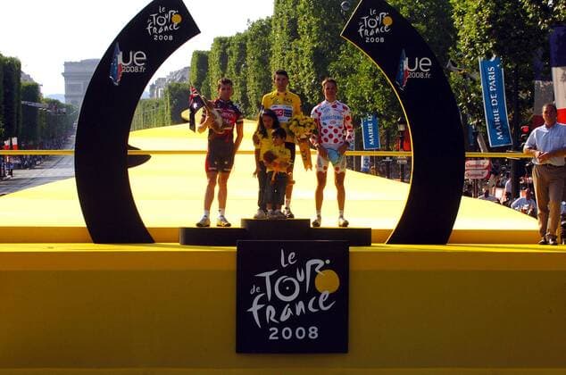 Siegerehrung Tour de France 2008, v.li.: Cadel Evans (Australien Silence Lotto), Gesamtsieger Carlos Sastre (Spanien CSC) und Bernhard Kohl (Österreich Gerolsteiner) -  Radsport Herren Tour de France 2008, Straßenradsport, Straße, Rad, Siegerehrung Totale Champs Elysees, Elysee 21. Etappe: Etampes - Paris